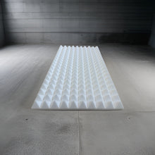 Charger l&#39;image dans la galerie, Basotect® Pyramiden-Akustikschaumstoff | 100 x 50 x 5cm (0,5m²) | weiss
