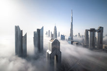 Laden Sie das Bild in den Galerie-Viewer, Akustikbild «Dubai im Nebel» 90 x 60cm | verschiedene Grössen
