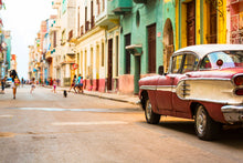 Load image into Gallery viewer, Akustikbild «Vintage Strasse in Havanna mit Oldtimer» 90 x 60cm | verschiedene Grössen
