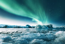 Laden Sie das Bild in den Galerie-Viewer, Akustikbild «Aurora Borealis in Island am jakulsarlon» 90 x 60cm | verschiedene Grössen
